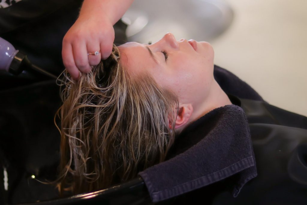 ¿Qué es la porosidad y por qué es importante al elegir productos para el cuidado del cabello?